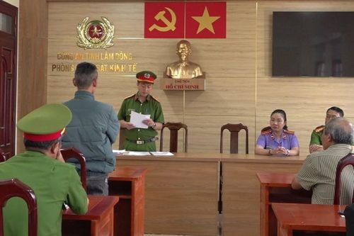 Tống đạt Quyết định khởi tố, bắt tạm giam đối tượng 'khai thác cát trái phép'