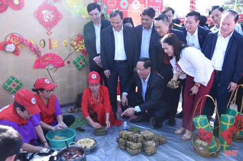 Phó Chủ tịch Quốc hội tham gia 'phiên chợ 0 đồng' với người nghèo Hà Tĩnh