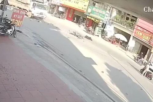 Hải Phòng: Tài xế xe máy mất lái đâm trực diện vào xe tải, một người bị thương