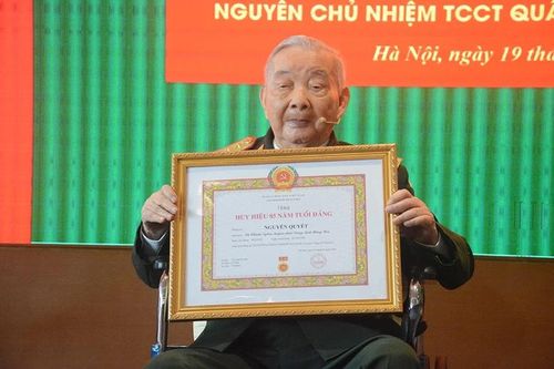 Trao Huy hiệu 85 năm tuổi Đảng tặng Đại tướng Nguyễn Quyết
