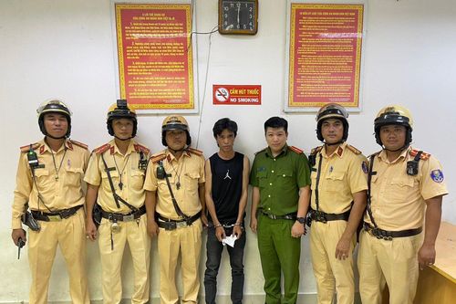 TP Hồ Chí Minh: CSGT phối hợp vây bắt đối tượng truy nã trốn trên xe khách