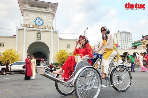 TP Hồ Chí Minh: Giới trẻ xúng xính áo dài chụp hình Tết 2024