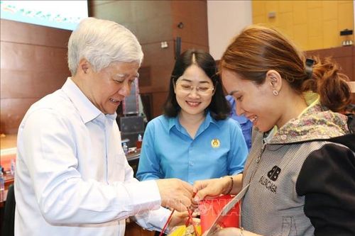 Chủ tịch Ủy ban Trung ương Mặt trận Tổ quốc Việt Nam tặng quà người lao động tại Bình Dương