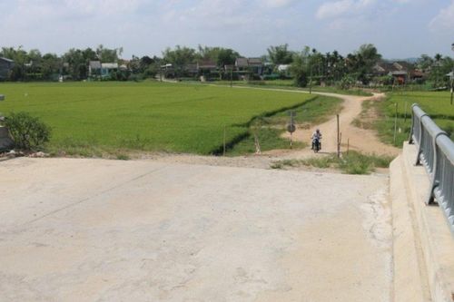 Quảng Nam: Đề nghị làm rõ trách nhiệm việc cầu xây xong 'nằm chờ' đường dẫn