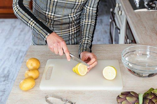 Vì sao chàng nên nói không với thớt nhựa?