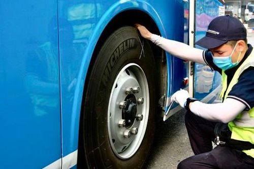 Michelin kiểm tra lốp miễn phí cho xe khách đường dài