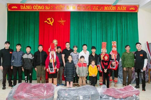 H Club 'Thắp sáng vùng cao' trao tặng yêu thương