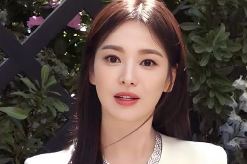 Hé lộ danh tính người tình của Song Hye Kyo, hóa ra là người quen của Lee Min Ho