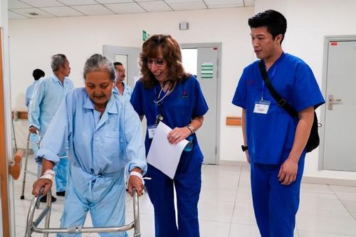 Phẫu thuật thay khớp háng miễn phí cho 50 bệnh nhân nghèo, diện chính sách