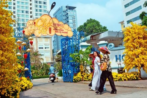Những góc phố chờ Tết về