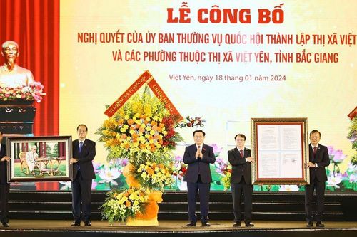 Chủ tịch Quốc hội trao nghị quyết thành lập thị xã Việt Yên