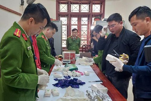 Cảnh sát 'mật phục' bắt 2 đối tượng vận chuyển ma túy 'khủng'