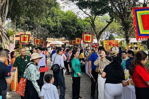TP. Hồ Chí Minh: Người dân háo hức checkin, mua sắm trong Ngày hội 'Hương sắc mùa Xuân'