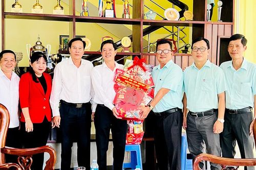 Chủ tịch UBND TP. Long Xuyên Đinh Văn Bảo thăm, chúc Tết các doanh nghiệp