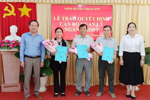 UBND huyện Thoại Sơn trao quyết định cán bộ quản lý ngành giáo dục và đào tạo