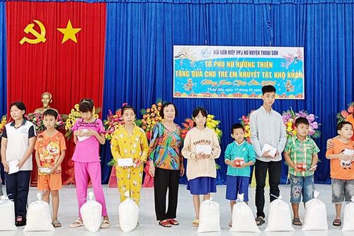 Tặng 140 phần quà Tết cho trẻ em khuyết tật và trẻ có hoàn cảnh khó khăn huyện Thoại Sơn