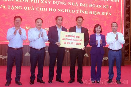 Tỉnh Quảng Ninh trao kinh phí làm nhà đại đoàn kết và tặng quà hộ nghèo Điện Biên