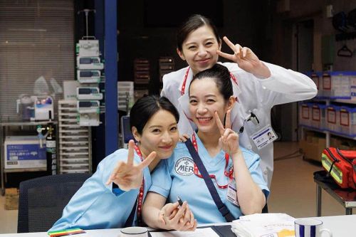 Xem thần tượng gốc Việt Phương Chi trong Tokyo chìm trong biển lửa