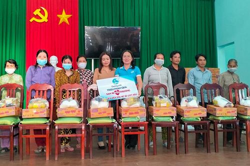 Trao tặng 100 phần quà cho phụ nữ có hoàn cảnh khó khăn