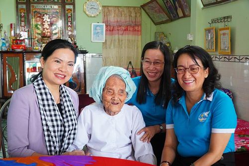 Tặng quà 'Tết yêu thương' cho gia đình chính sách, phụ nữ nghèo, trẻ em có hoàn cảnh khó khăn khu vực biên giới