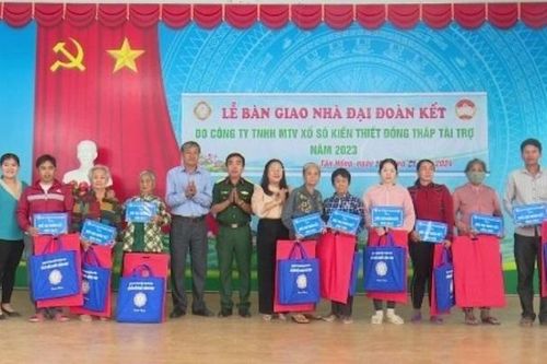Tặng 30 căn nhà Đại đoàn kết cho hộ nghèo tại huyện biên giới Tân Hồng