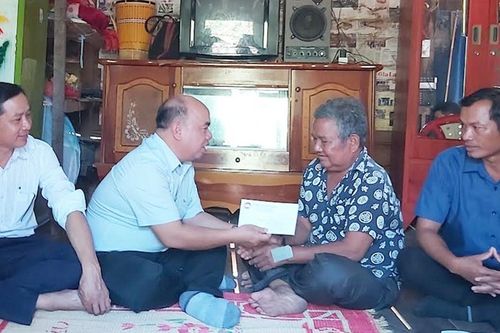 Tặng quà Tết cho hộ nghèo và người có uy tín
