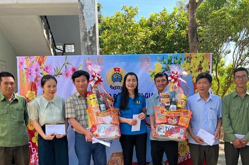 LĐLĐ tỉnh Gia Lai: Tặng quà Tết cho công nhân viên chức, người lao động các ban quản lý rừng