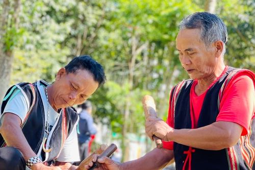 Những già làng ở Gia Lai 'giữ lửa' nghề truyền thống