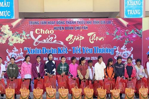 Tổ chức chương trình 'Xuân đoàn kết-Tết yêu thương' cho thiếu nhi dân tộc thiểu số xã Đak Tơ Ver huyện Chư Păh