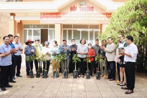 Ban Tổ chức Tỉnh ủy và các đơn vị giúp đỡ xã Sơn Bình trao sinh kế cho các hộ nghèo