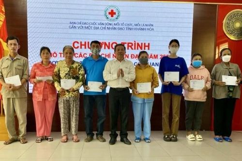 Hội Chữ thập đỏ TP. Nha Trang: Tặng quà cho người dân xã Cam Thành Nam