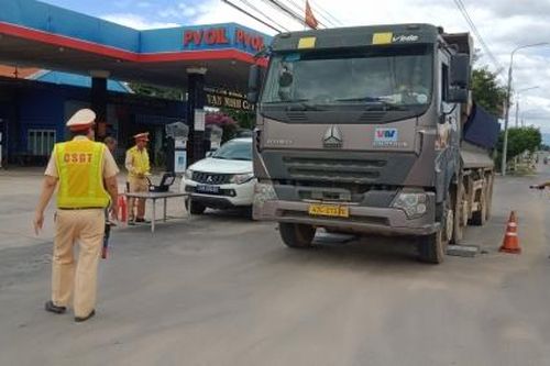 Siết chặt tải trọng xe dịp cận Tết