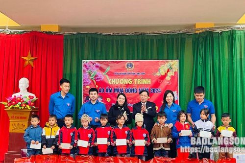 Tặng quà chương trình 'Áo ấm mùa đông' cho học sinh ở Bình Gia