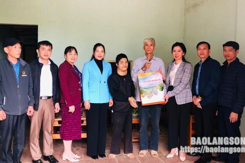 Lộc Bình: Tặng trên 100 suất quà tết cho hộ nghèo, gia đình chính sách ở xã Hữu Lân