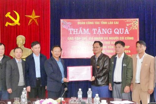 Chủ tịch Ủy ban MTTQ Việt Nam tỉnh Lào Cai Giàng Seo Vần thăm, tặng quà tết tại Bảo Yên