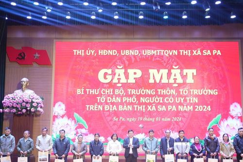 Gặp mặt hơn 300 bí thư chi bộ, trưởng thôn, tổ trưởng tổ dân phố, người uy tín