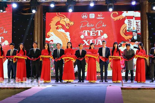 Khai mạc lễ hội Tết xưa và phiên chợ quà tặng tại Phố cổ Hoa Lư