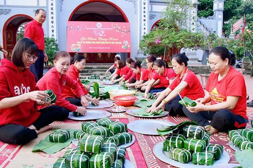 Gói bánh chưng tặng người nghèo Xuân Giáp Thìn 2024