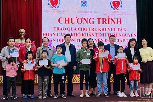 Trao 20 suất quà cho trẻ em khuyết tật