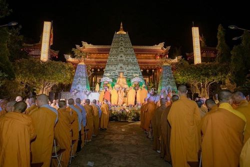 Khánh Hòa: Trang nghiêm Kỷ niệm ngày Đức Phật thành đạo tại chùa Long Sơn