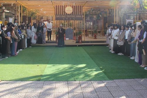Sinh viên Đại học Huế và Hà Nội tìm hiểu về tư liệu Phật giáo tại triển lãm 'Bảo đạc trường minh'