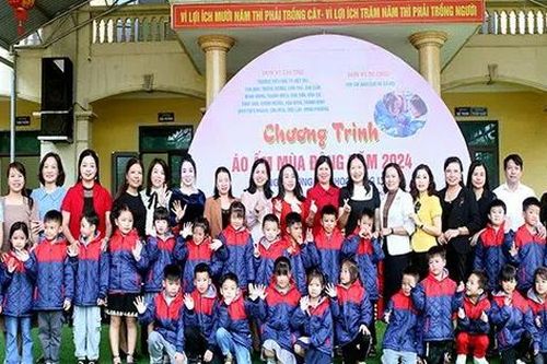 Phú Thọ: 'Áo ấm mùa đông' đến với học sinh khó khăn thành phố Việt Trì