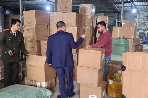 Phát hiện hàng nghìn bản chải điện, kính cường lực nghi nhập lậu
