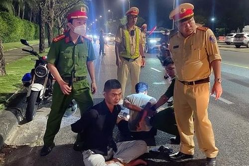 CSGT bắt 'nóng' 3 đối tượng tàng trữ ma túy