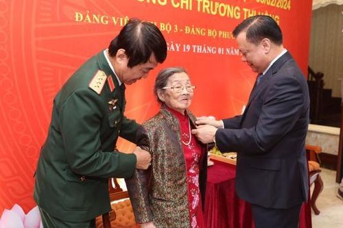 Bí thư Thành ủy trao huy hiệu 75 năm tuổi Đảng