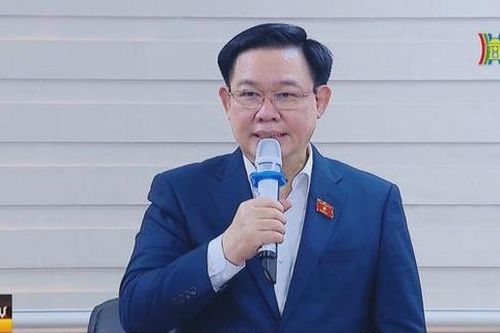 Chủ tịch Quốc hội thăm, tặng quà Tết tại Bắc Giang