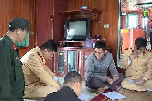 Bắt 2 tàu khai thác cát trái phép trên sông hồng