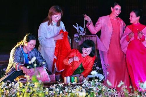 Hình ảnh thân thương của Hà Nội lên áo dài Tết