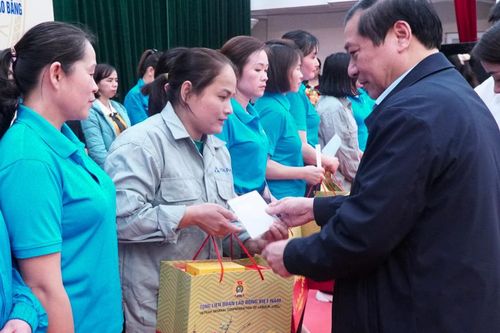Phó trưởng Ban Thường trực Ban Tuyên giáo Trung ương Lại Xuân Môn tặng quà Tết tại Hạ Lang, Hòa An