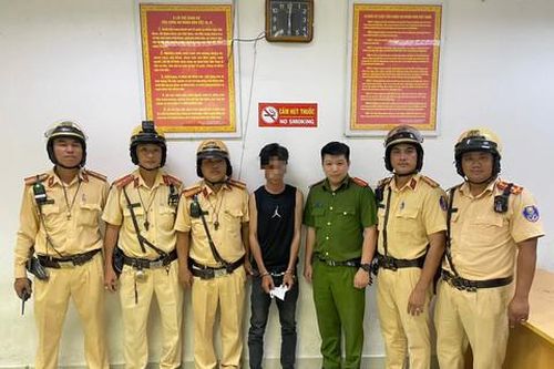 CSGT vây bắt đối tượng bị truy nã, đi xe khách trốn chạy từ Bến Tre lên TPHCM